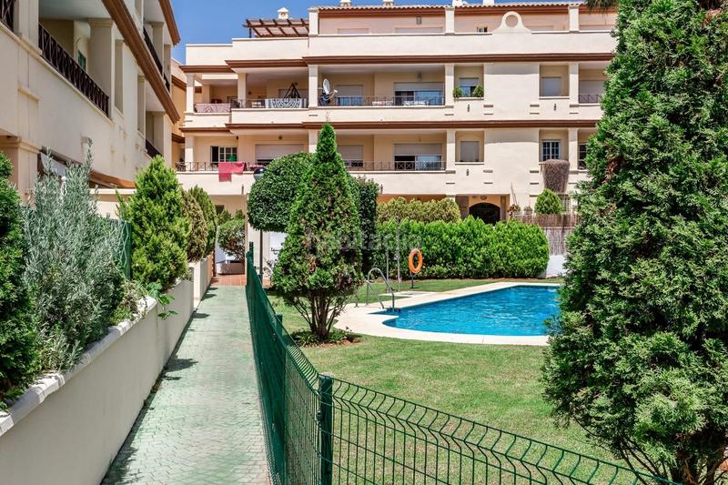 Foto 0afd0892-349e-4eff-a6cb-3474b9acd4f9. Lloguer apartament amb aparcament piscina a Cabopino - Artola Marbella