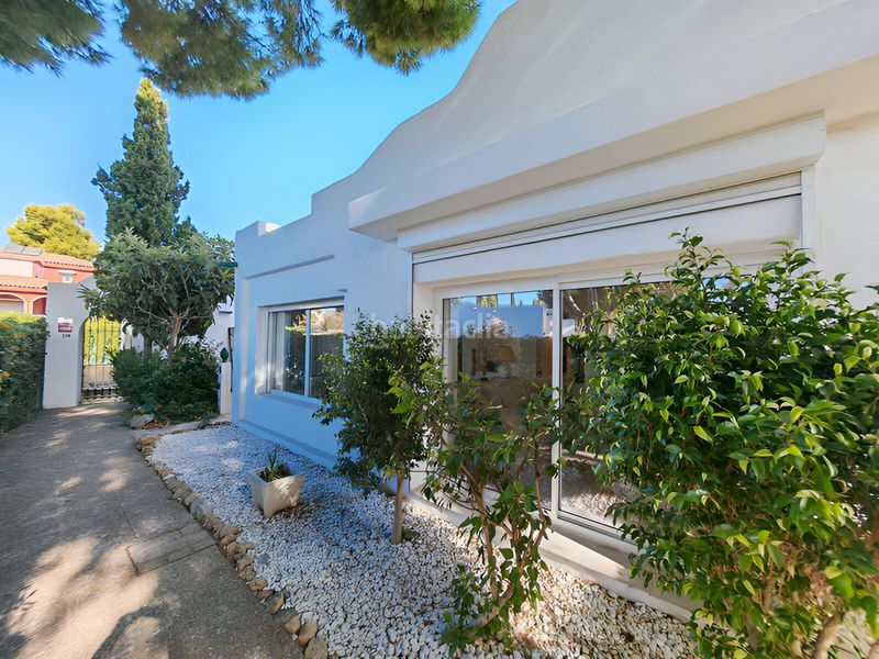 Foto 1093df81-95ef-4a50-8344-0c80b24a0055. Casa amb piscina a Las Chapas - Alicate Playa Marbella
