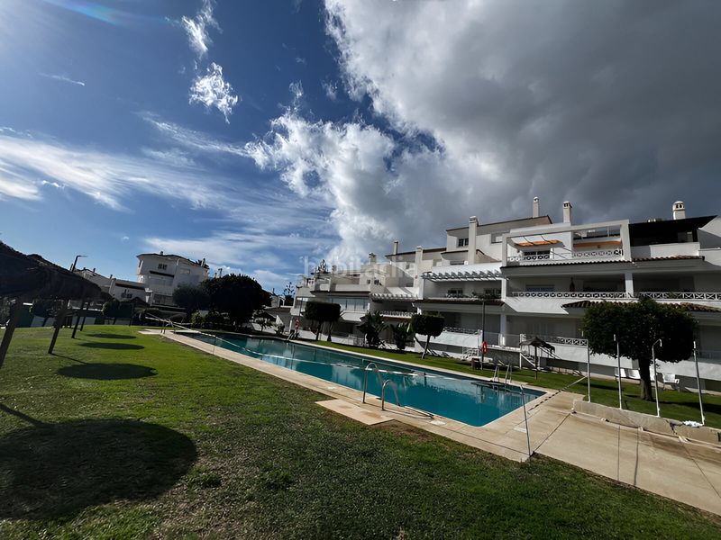 Foto 041c0baa-fe77-4c73-8a6a-fe3c5982f9a7. Apartament amb aparcament piscina a Río Real Marbella