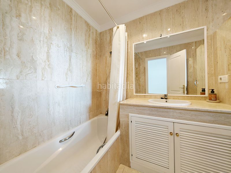 Foto 62cc193b-dd8b-4b36-8364-0520b5f3651e. Apartament amb aparcament piscina a Elviria Marbella