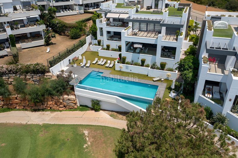 Foto f926843c-5a21-4c58-b200-c6fb8508b31c. Planta baixa amb aparcament piscina a Cabopino - Artola Marbella