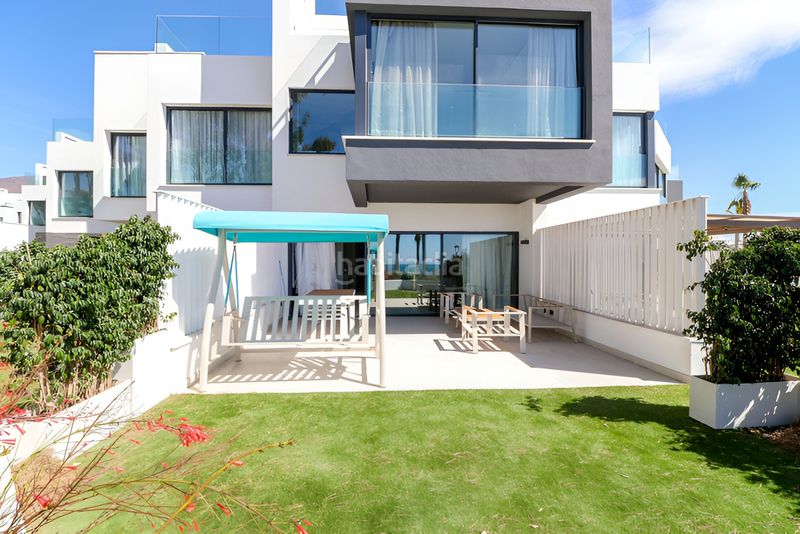 Foto f5f02ab3-f0da-43da-947a-8b1ef0ad9af8. Casa adossada amb aparcament piscina a Centro Estepona