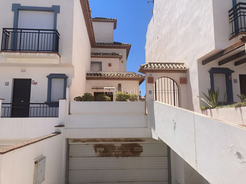 Foto 5c8cbc80-09e0-4f92-b050-1779e67310b7. Casa adossada amb aparcament piscina a Centro Estepona