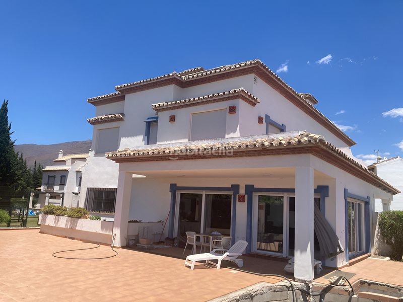 Foto b0c330c0-b353-46e6-a8fa-153a1204db09. Casa adossada amb aparcament piscina a Centro Estepona
