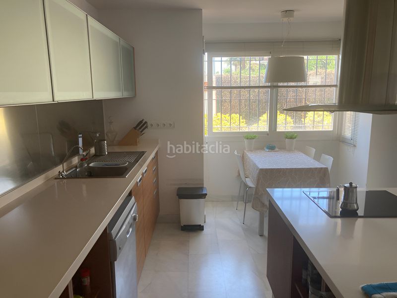 Foto b8ec46df-b2fb-4871-994e-a66a3bb612fe. Casa adossada amb aparcament piscina a Centro Estepona