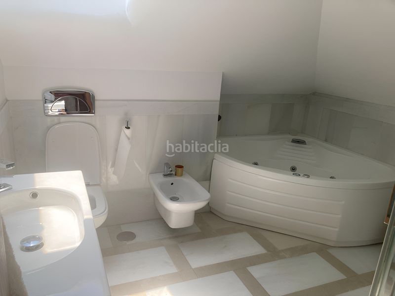 Foto c498a354-0e99-4940-bc5a-d85d31db2ce6. Casa adossada amb aparcament piscina a Centro Estepona