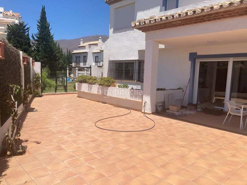 Foto e2254e99-2da8-4e66-ba71-b135d7b9f02f. Casa adossada amb aparcament piscina a Centro Estepona