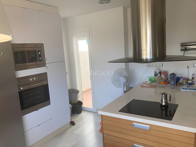 Foto f86a6f5c-7f5b-4a09-86fa-75aece2ef414. Casa adossada amb aparcament piscina a Centro Estepona