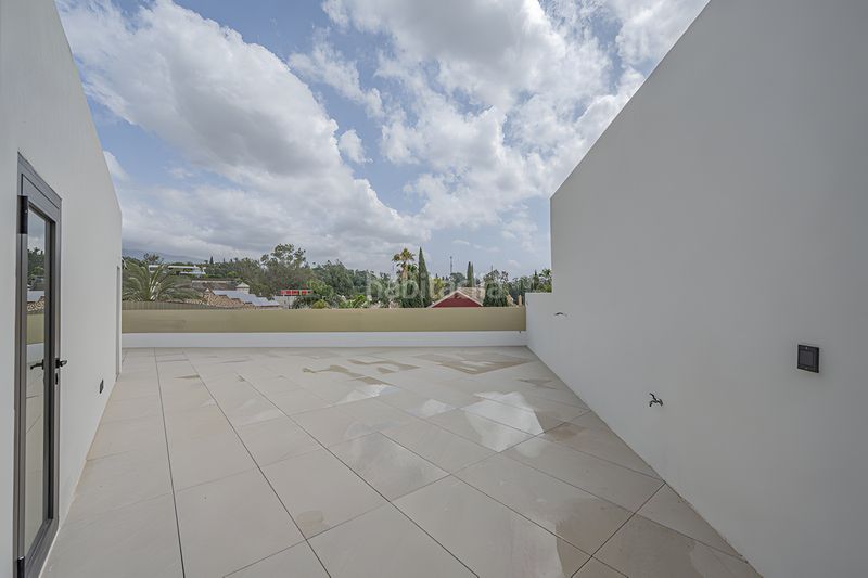 Foto aa01cb0c-e3c8-4bdf-bcd7-c22cc81147db. Planta baixa amb aparcament piscina a Puente Romano Marbella