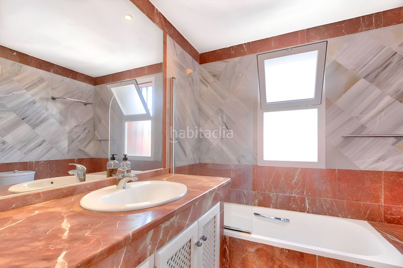 Foto 3513bde1-19b3-40c9-91d9-9e2087048d96. Casa adossada amb piscina a Puente Romano Marbella