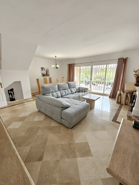 Foto b74fe11e-cbf0-41c0-954d-54897345702e. Casa adossada amb piscina a Puente Romano Marbella