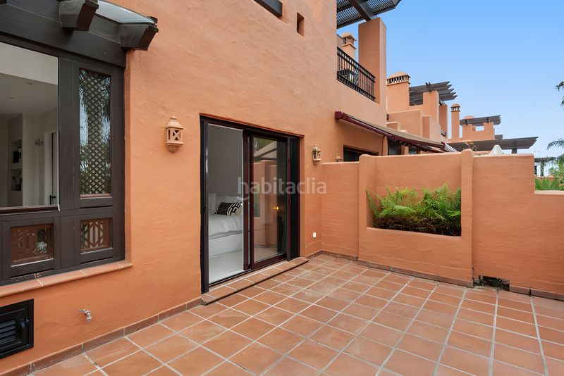 Foto 4802eb69-6402-4d1f-845a-320679a2a663. Casa adossada amb aparcament piscina a Puente Romano Marbella