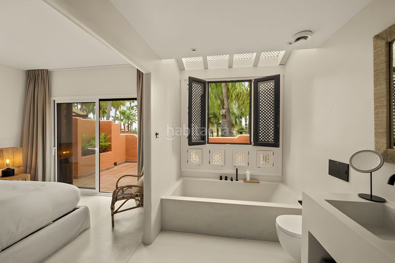 Foto 7354f390-86b3-4ef7-bab1-125f136b9271. Casa adossada amb aparcament piscina a Puente Romano Marbella