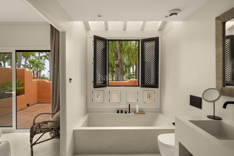 Foto 92228475-0707-40d8-a641-79da63b493aa. Casa adossada amb aparcament piscina a Puente Romano Marbella