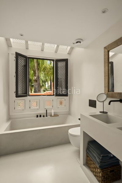 Foto cfbbab65-ee97-4476-8088-5fc0aa927435. Casa adossada amb aparcament piscina a Puente Romano Marbella