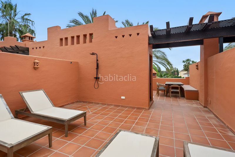 Foto efcf3755-a03d-4732-8ae1-e18ab6f53bcb. Casa adossada amb aparcament piscina a Puente Romano Marbella