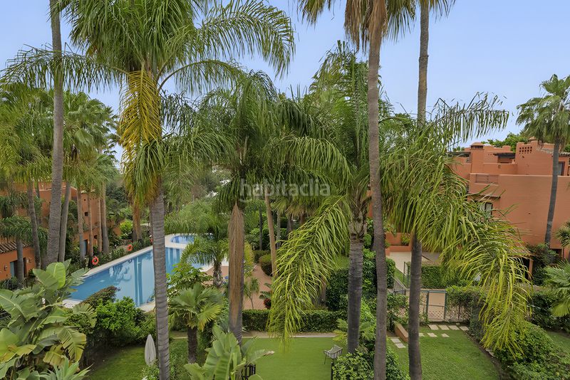 Foto f40f36bb-c870-4403-93aa-f9393becf020. Casa adossada amb aparcament piscina a Puente Romano Marbella