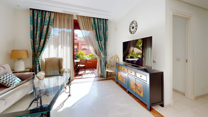 Foto 24548554-2e9e-4688-a6f7-9fbc6ad0cf6c. Apartament amb calefacció aparcament piscina a Playa Bajadilla - Puertos Marbella