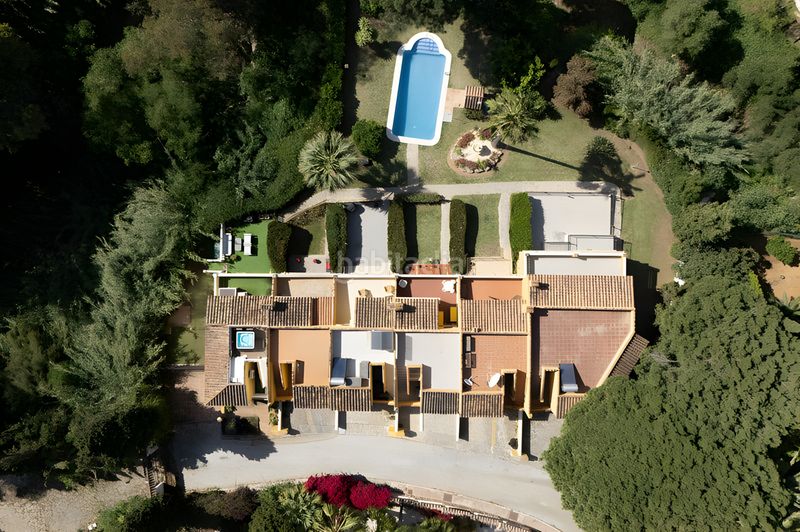 Foto 89c00e83-a98d-42b9-bcd2-ef0334402f94. Casa aparellada amb aparcament piscina a Calahonda Mijas