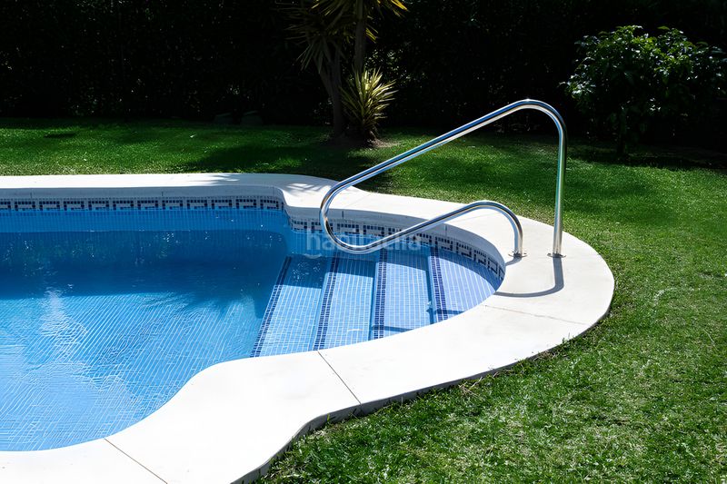Foto ef429ba4-c6c6-44da-be87-76e46a5e4959. Casa aparellada amb aparcament piscina a Calahonda Mijas