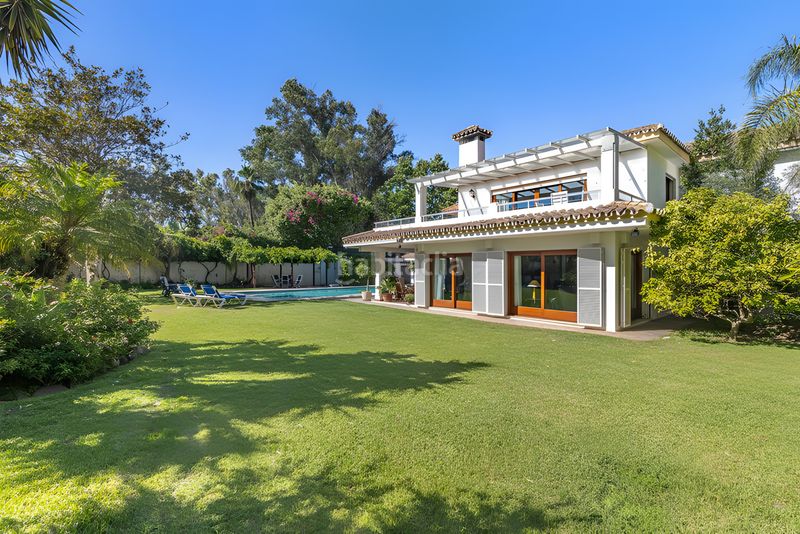 Foto ed757fc3-d230-4517-b79d-f7d3849fcb88. Casa amb aparcament piscina a Centro Estepona