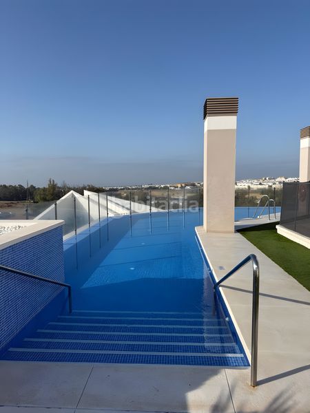 Foto 61f1e9b9-6565-47fe-abf1-aadb85b6f478. Piccolo appartamento con parcheggio piscina in Nueva Andalucía centro Marbella