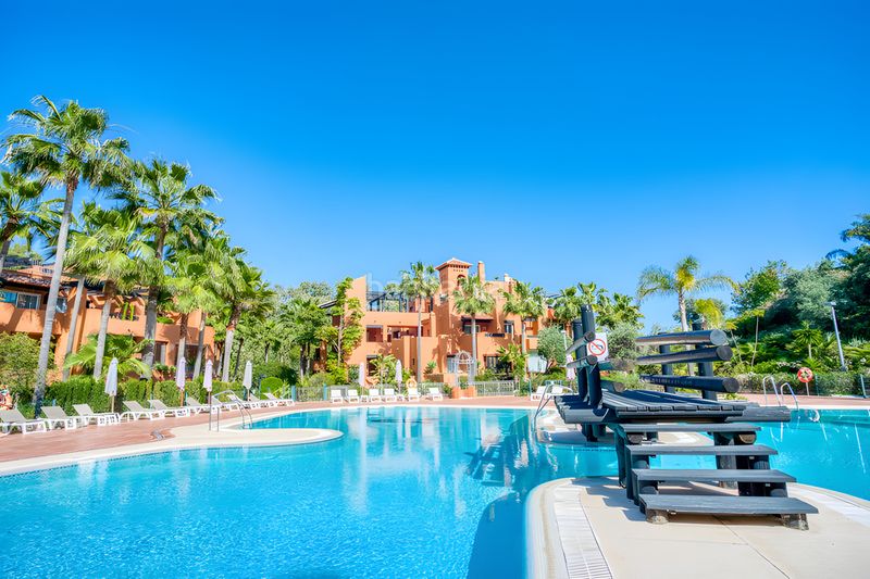 Foto 6c4c25bb-8bf7-43a9-afa9-49e99a80fb5d. Planta baixa amb aparcament piscina a Nueva Andalucía centro Marbella