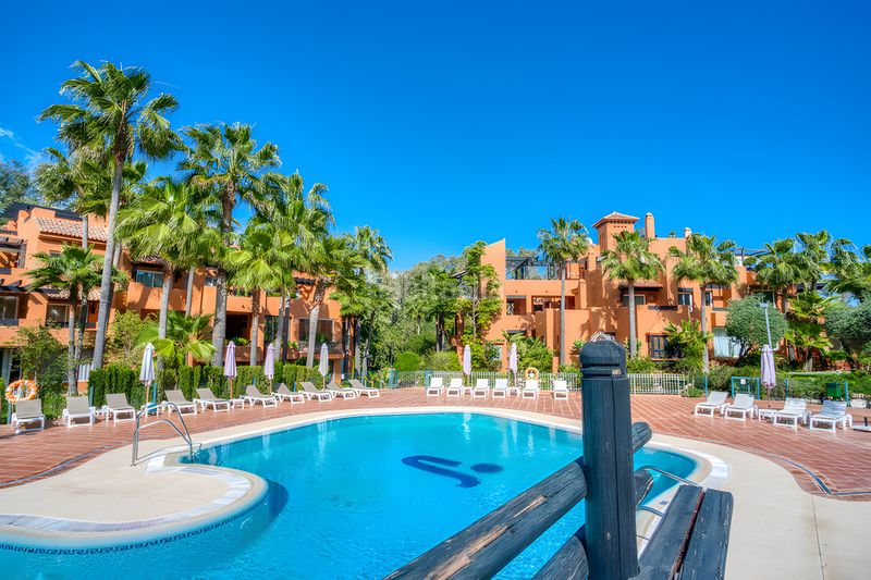 Foto ce287532-5d2c-46fe-96d8-5ac94faf9e69. Planta baixa amb aparcament piscina a Nueva Andalucía centro Marbella