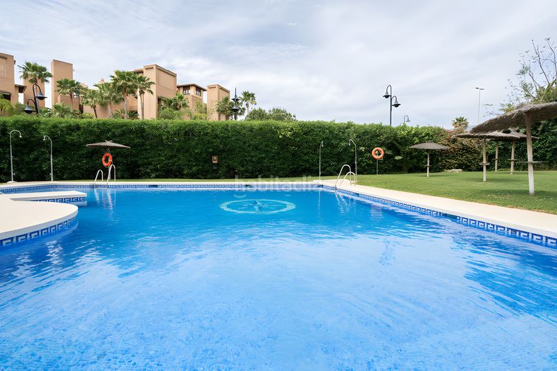Foto 8bbf44c7-90ad-45c8-b9a6-285d4ce757dc. Casa adossada amb piscina a Kempinski Estepona