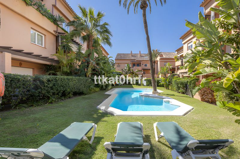Foto 1210c772-8caa-49c1-9372-74a790a988e4. Planta baixa amb aparcament piscina a Puente Romano Marbella