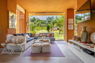 Erdgeschoss in Los Naranjos. Apartamento en planta baja en nueva andalucía