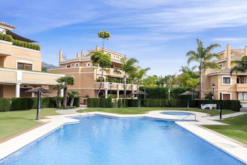 Foto 28195963-a5b0-4caf-8546-a16d35e92c42. Planta baixa amb aparcament piscina a Puente Romano Marbella