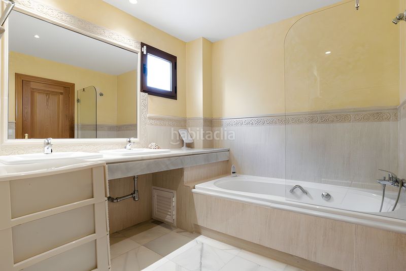 Foto 4de21ecc-f4cc-49fd-9d29-a00089fbb6eb. Planta baixa amb aparcament piscina a Puente Romano Marbella