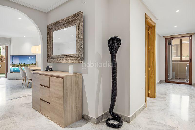 Foto 4e09754f-74df-418e-a4fe-cd55cbe94cc8. Planta baixa amb aparcament piscina a Puente Romano Marbella