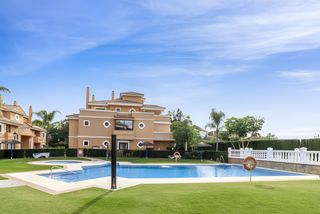 Planta baixa a Puente Romano. Apartamento en planta baja en la milla de oro de marbella