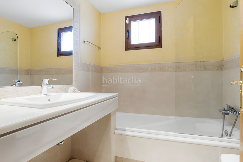 Foto 7ba400cc-d708-4c8a-8e25-1296d8e20cb0. Planta baixa amb aparcament piscina a Puente Romano Marbella