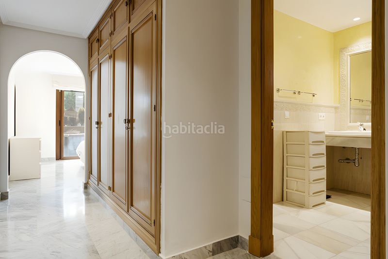 Foto f3b88b0b-1a59-4b1e-9f58-9163d7affe11. Planta baixa amb aparcament piscina a Puente Romano Marbella