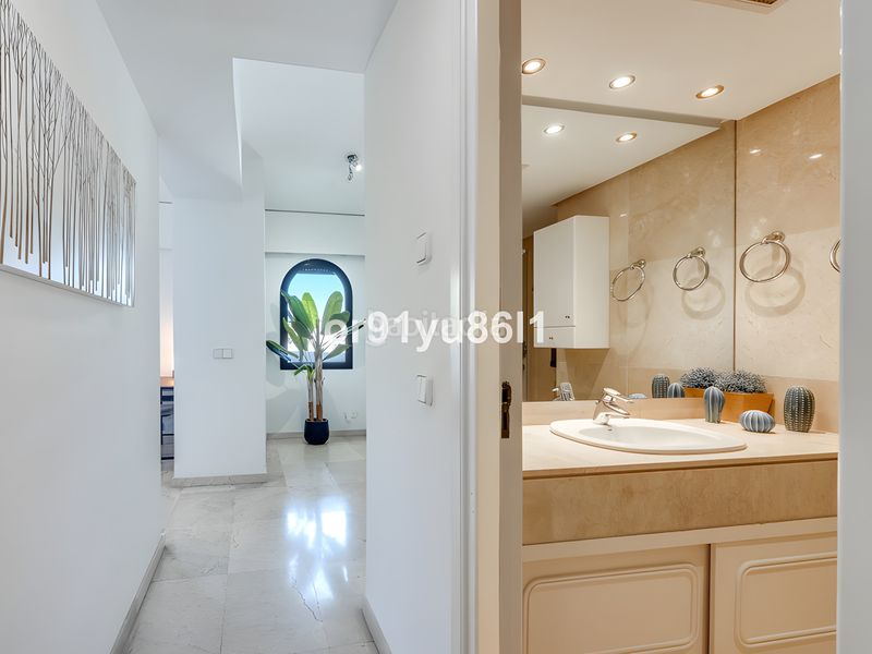 Foto af53114a-ff50-4480-bdf6-01e84cdc7247. Apartament amb calefacció aparcament piscina a Puente Romano Marbella
