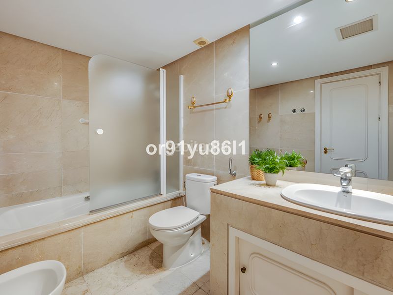 Foto f3604dbd-1b9f-4b6d-b54d-f290fbb1a153. Apartament amb calefacció aparcament piscina a Puente Romano Marbella