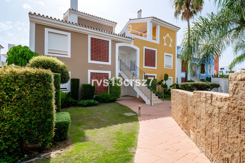 Foto 49b6dcc8-6b4a-4faa-b359-30a6fdddbd75. Dúplex amb calefacció aparcament piscina a Centro Estepona