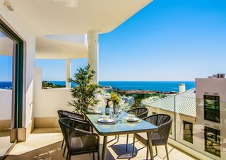 Apartment in Puerto Deportivo. Apartamento en planta media en fuengirola
