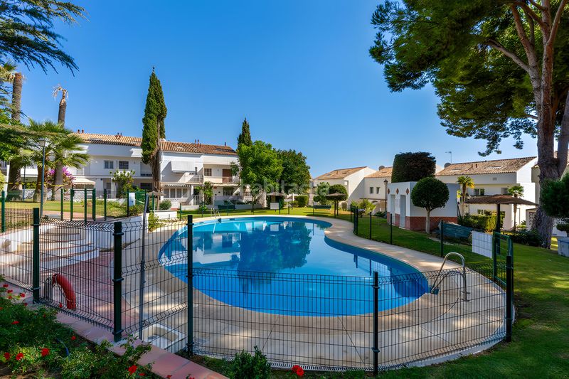Foto 48b9d2c0-abba-4cf2-bc95-ade202c6f310. Casa adossada amb aparcament piscina a Puente Romano Marbella