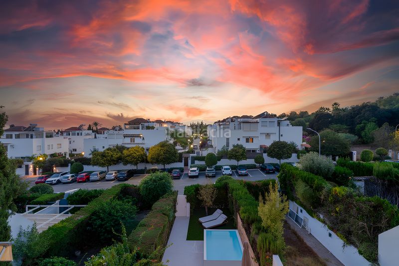 Foto 8fbede8e-a898-44b9-b8b3-88e5bd8fef9b. Casa adossada amb aparcament piscina a Puente Romano Marbella