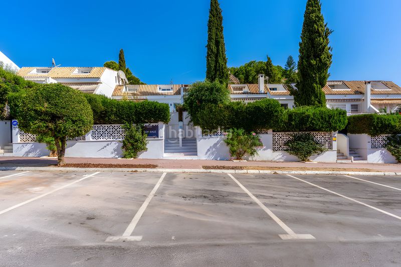 Foto bec5e4ed-71fb-43ee-961e-8f0755bca0ef. Casa adossada amb aparcament piscina a Puente Romano Marbella