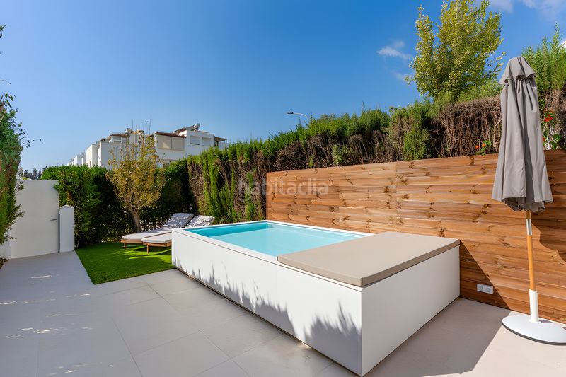 Foto c0aa19dc-4be1-4ed4-aae4-b93751e677ac. Casa adossada amb aparcament piscina a Puente Romano Marbella