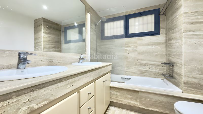 Foto ab570352-3c8e-4334-873e-a59292fd799b. Casa adossada amb calefacció aparcament piscina a Marbella