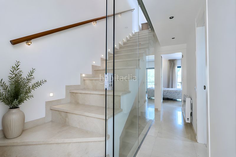 Foto fc503758-02ba-4667-93a8-8901d33168cf. Casa adossada amb calefacció aparcament piscina a Marbella