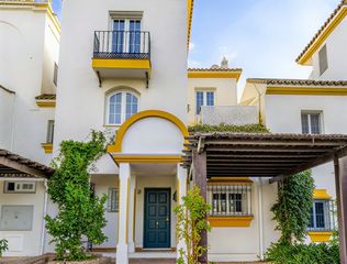 Casa adossada a Cancelada. Adosada en estepona