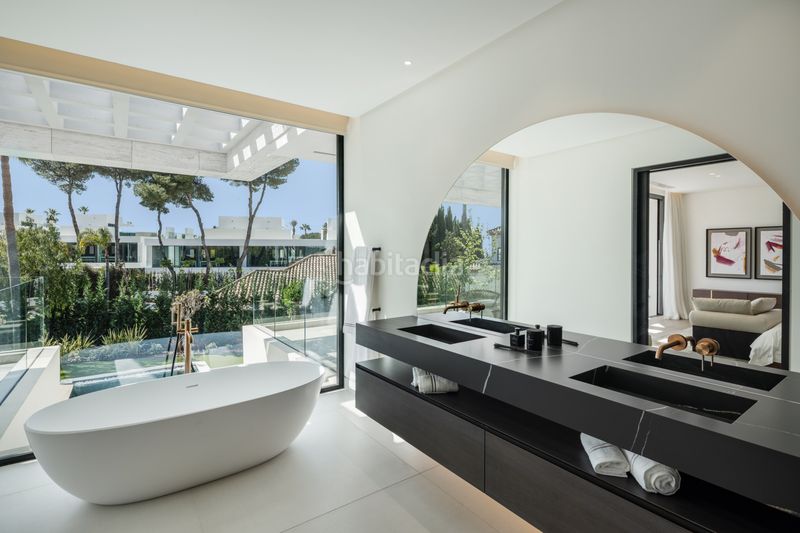 Foto 980ba8e9-8930-42db-b38c-2c81d1cf7f89. Casa amb aparcament piscina a Nueva Andalucía centro Marbella