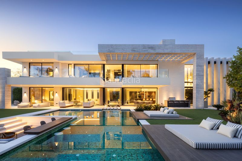 Foto cd93fc30-98eb-43e9-89a4-85e7628f0101. Casa amb aparcament piscina a Nueva Andalucía centro Marbella
